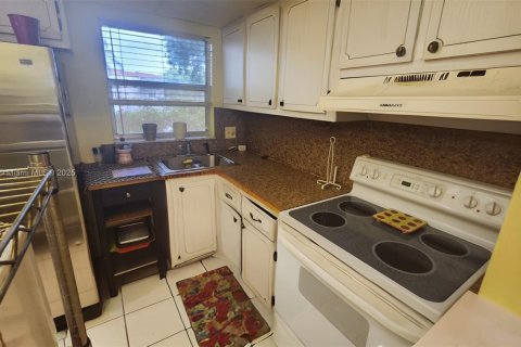 Condo in Sunrise, Florida, 1 bedroom  № 1806488 - photo 4