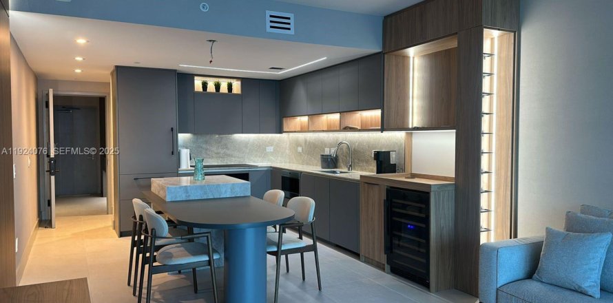 Кондоминиум с 2 спальнями в Майами, Флорида № 1982378