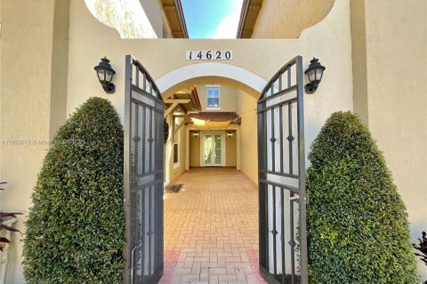 Touwnhouse à vendre à Pembroke Pines, Floride: 4 chambres, 213.68 m2 № 1945163 - photo 4