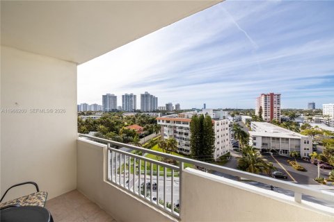Condo in Hallandale Beach, Florida, 1 bedroom  № 2028101 - photo 5