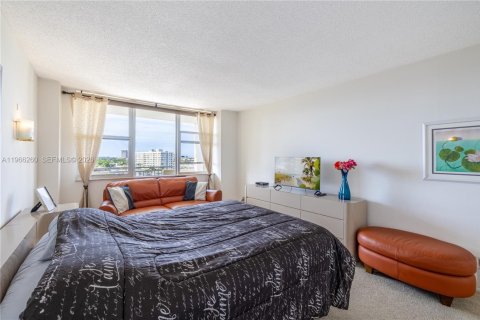Condo in Hallandale Beach, Florida, 1 bedroom  № 2028101 - photo 11