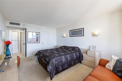 Condo in Hallandale Beach, Florida, 1 bedroom  № 2028101 - photo 17