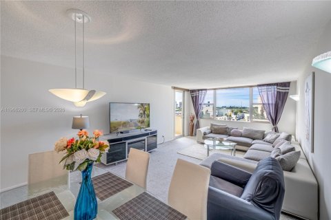 Condo in Hallandale Beach, Florida, 1 bedroom № 2028101