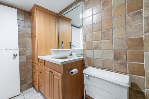 Condo in Hallandale Beach, Florida, 1 bedroom  № 2028101 - photo 13