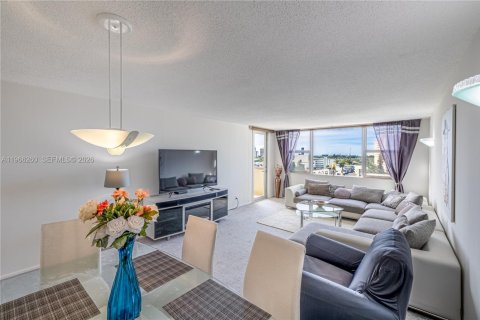 Condo in Hallandale Beach, Florida, 1 bedroom  № 2028101 - photo 8