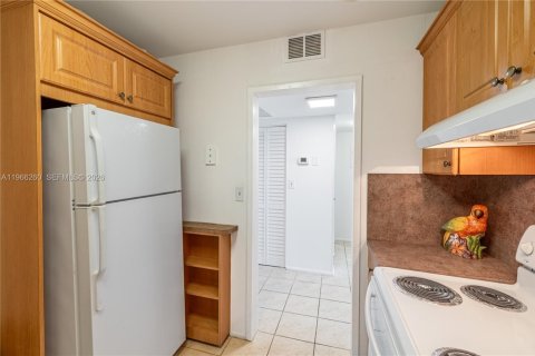 Condo in Hallandale Beach, Florida, 1 bedroom  № 2028101 - photo 26