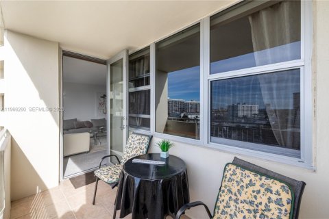 Condo in Hallandale Beach, Florida, 1 bedroom  № 2028101 - photo 4
