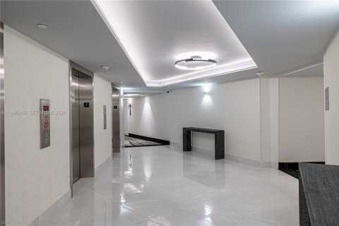 Condo in Hallandale Beach, Florida, 1 bedroom  № 2028101 - photo 9