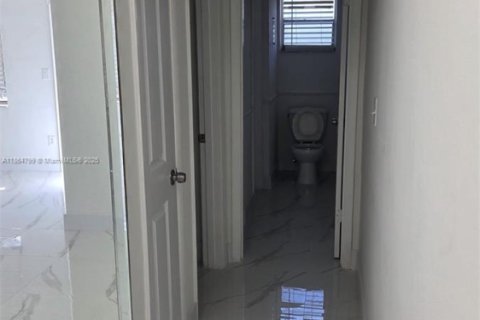 Appartement à louer à Virginia Gardens, Floride: 1 chambre, 1212 m2 № 1925906 - photo 4