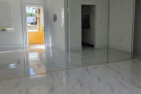 Appartement à louer à Virginia Gardens, Floride: 1 chambre, 1212 m2 № 1925906 - photo 3