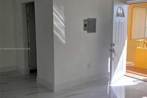 Appartement à louer à Virginia Gardens, Floride: 1 chambre, 1212 m2 № 1925906 - photo 2