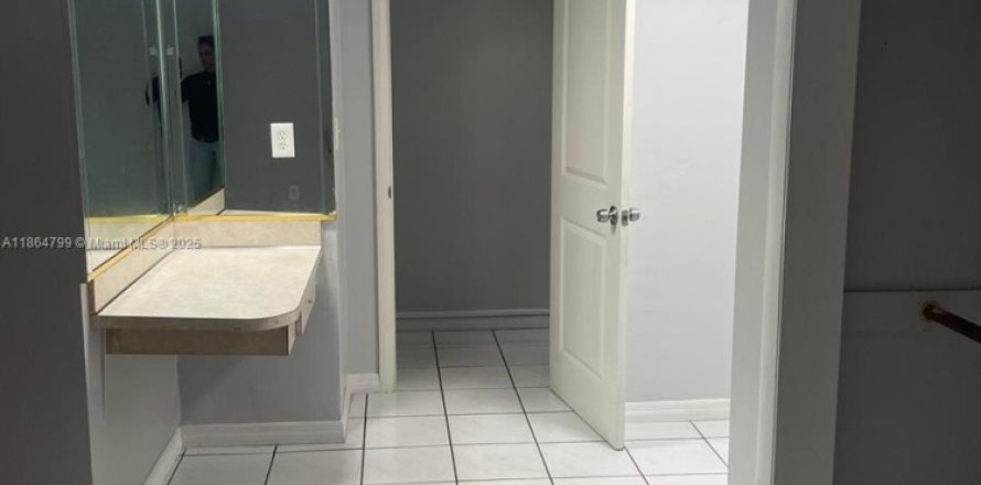 Apartment in Virginia Gardens, Florida 1 bedroom, 1212 sq.m. № 1925906