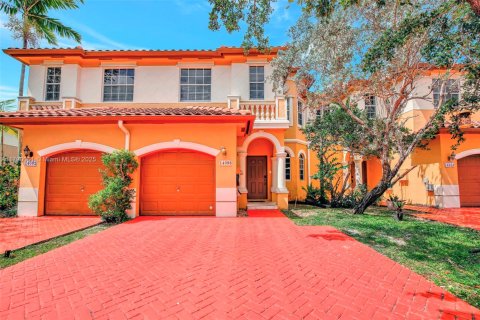 Townhouse in Miramar, Florida 4 bedrooms, 180.14 sq.m. № 1731560 - photo 1