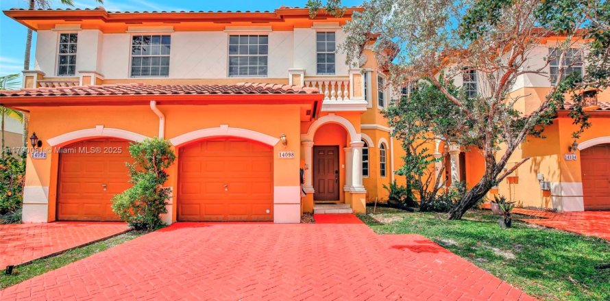 Townhouse in Miramar, Florida 4 bedrooms, 180.14 sq.m. № 1731560