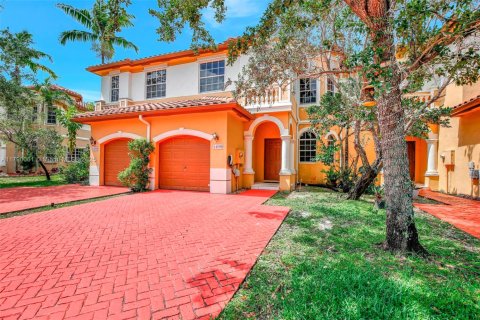Townhouse in Miramar, Florida 4 bedrooms, 180.14 sq.m. № 1731560 - photo 2