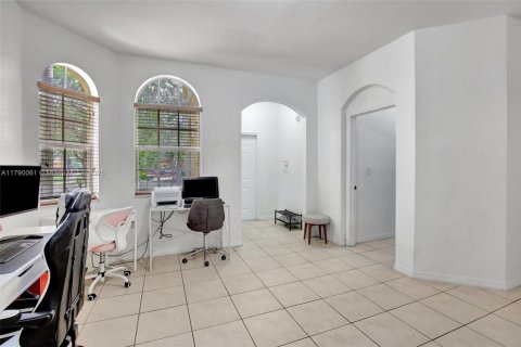 Townhouse in Miramar, Florida 4 bedrooms, 180.14 sq.m. № 1731560 - photo 9
