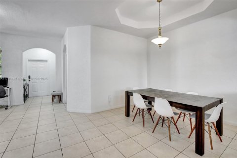 Townhouse in Miramar, Florida 4 bedrooms, 180.14 sq.m. № 1731560 - photo 11