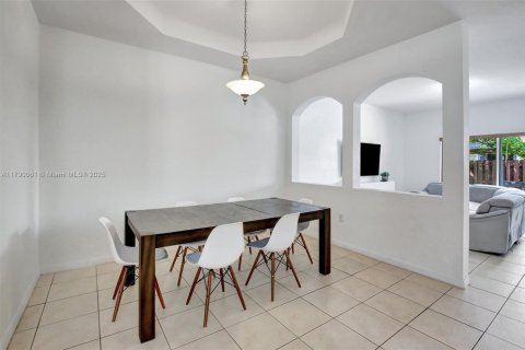 Townhouse in Miramar, Florida 4 bedrooms, 180.14 sq.m. № 1731560 - photo 10