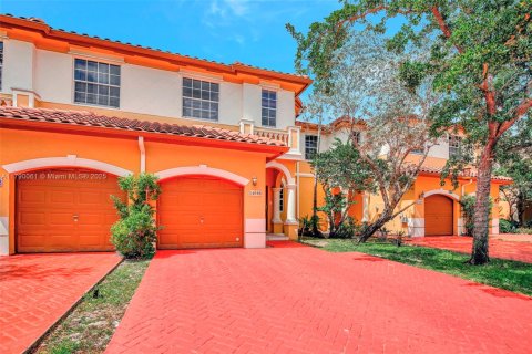 Townhouse in Miramar, Florida 4 bedrooms, 180.14 sq.m. № 1731560 - photo 3