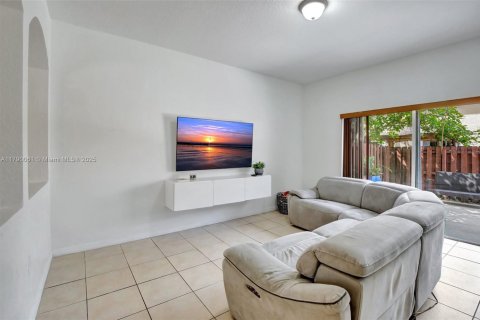 Townhouse in Miramar, Florida 4 bedrooms, 180.14 sq.m. № 1731560 - photo 13