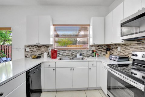 Townhouse in Miramar, Florida 4 bedrooms, 180.14 sq.m. № 1731560 - photo 18