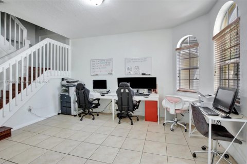 Townhouse in Miramar, Florida 4 bedrooms, 180.14 sq.m. № 1731560 - photo 7