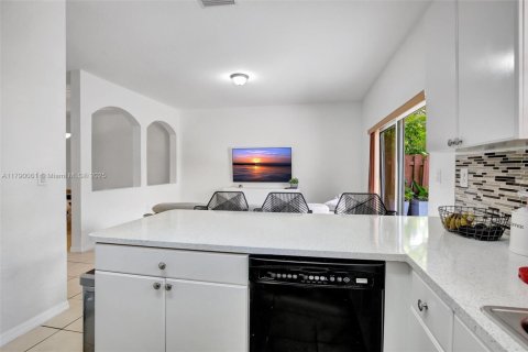 Townhouse in Miramar, Florida 4 bedrooms, 180.14 sq.m. № 1731560 - photo 19
