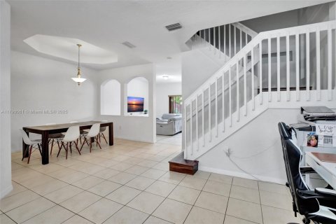 Townhouse in Miramar, Florida 4 bedrooms, 180.14 sq.m. № 1731560 - photo 6