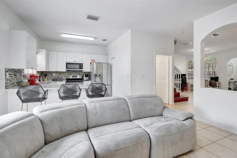 Townhouse in Miramar, Florida 4 bedrooms, 180.14 sq.m. № 1731560 - photo 16