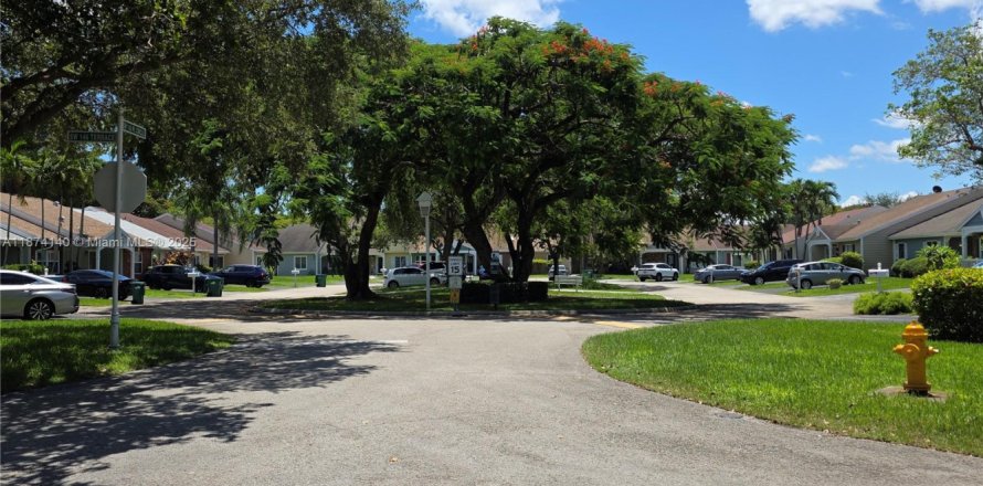 Adosado en Miami, Florida 3 dormitorios, 119.38 m2 № 1993908