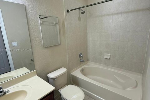 Condo in Doral, Florida, 2 bedrooms  № 2031435 - photo 13