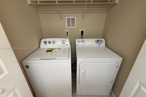 Condo in Doral, Florida, 2 bedrooms  № 2031435 - photo 9