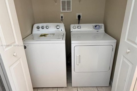 Condo in Doral, Florida, 2 bedrooms  № 2031435 - photo 15