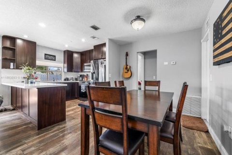 House in Sunrise, Florida 2 bedrooms, 97.27 sq.m. № 1891382 - photo 13