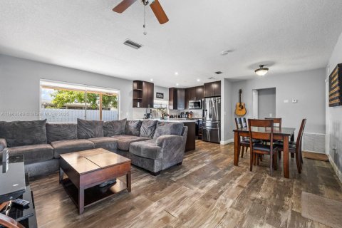 House in Sunrise, Florida 2 bedrooms, 97.27 sq.m. № 1891382 - photo 1
