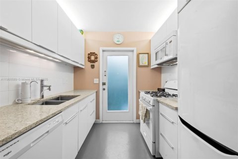 Купить кондоминиум в Майами-Бич, Флорида 1 спальня, 62.24м2, № 1956230 - фото 1