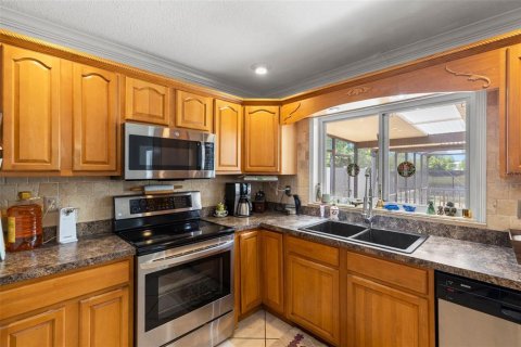 House in Port Richey, Florida 4 bedrooms, 221.57 sq.m. № 1639843 - photo 12