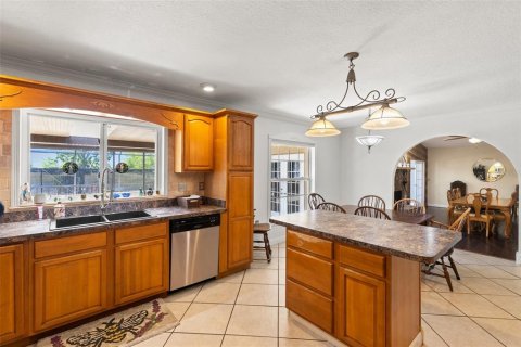House in Port Richey, Florida 4 bedrooms, 221.57 sq.m. № 1639843 - photo 13