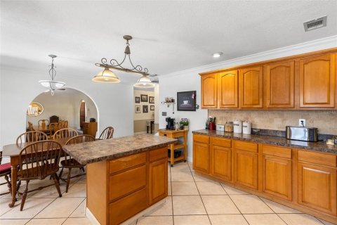 House in Port Richey, Florida 4 bedrooms, 221.57 sq.m. № 1639843 - photo 14