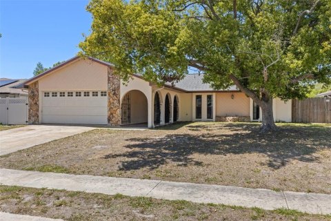 House in Port Richey, Florida 4 bedrooms, 221.57 sq.m. № 1639843 - photo 4