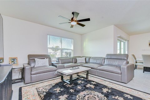 House in Zephyrhills, Florida 4 bedrooms, 169.83 sq.m. № 2128960 - photo 28