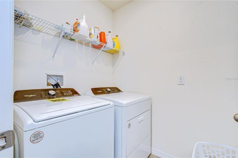 House in Zephyrhills, Florida 4 bedrooms, 169.83 sq.m. № 2128960 - photo 16