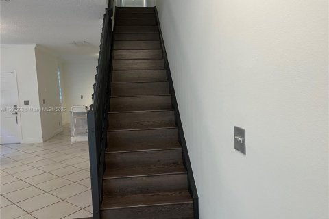 Townhouse in Weston, Florida 4 bedrooms, 161.37 sq.m. № 1956853 - photo 10