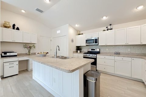 House in The Villages, Florida 2 bedrooms, 116.69 sq.m. № 2224571 - photo 18