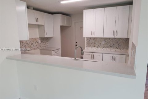 House in Cooper City, Florida 3 bedrooms, 141.58 sq.m. № 1962654 - photo 5