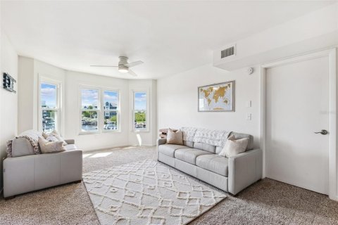 Condo in New Port Richey, Florida, 1 bedroom  № 1744970 - photo 13