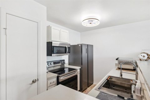 Condo in New Port Richey, Florida, 1 bedroom  № 1744970 - photo 7