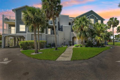 Condo in New Port Richey, Florida, 1 bedroom  № 1744970 - photo 3