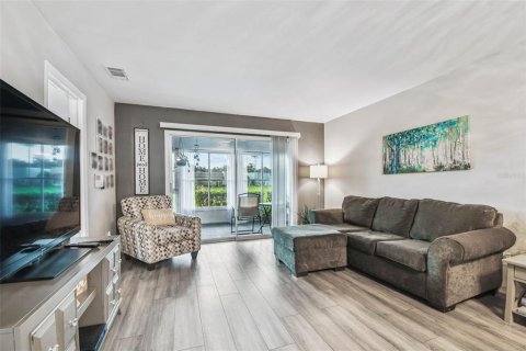 Condo in New Port Richey, Florida, 2 bedrooms  № 1913161 - photo 12