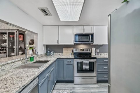 Condo in New Port Richey, Florida, 2 bedrooms  № 1913161 - photo 17